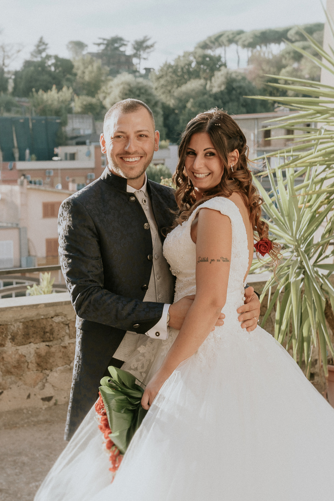 sposi sorridenti a formello