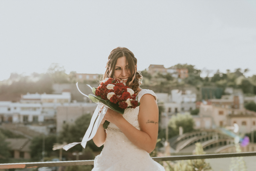 sposa con bouquet al tramonto