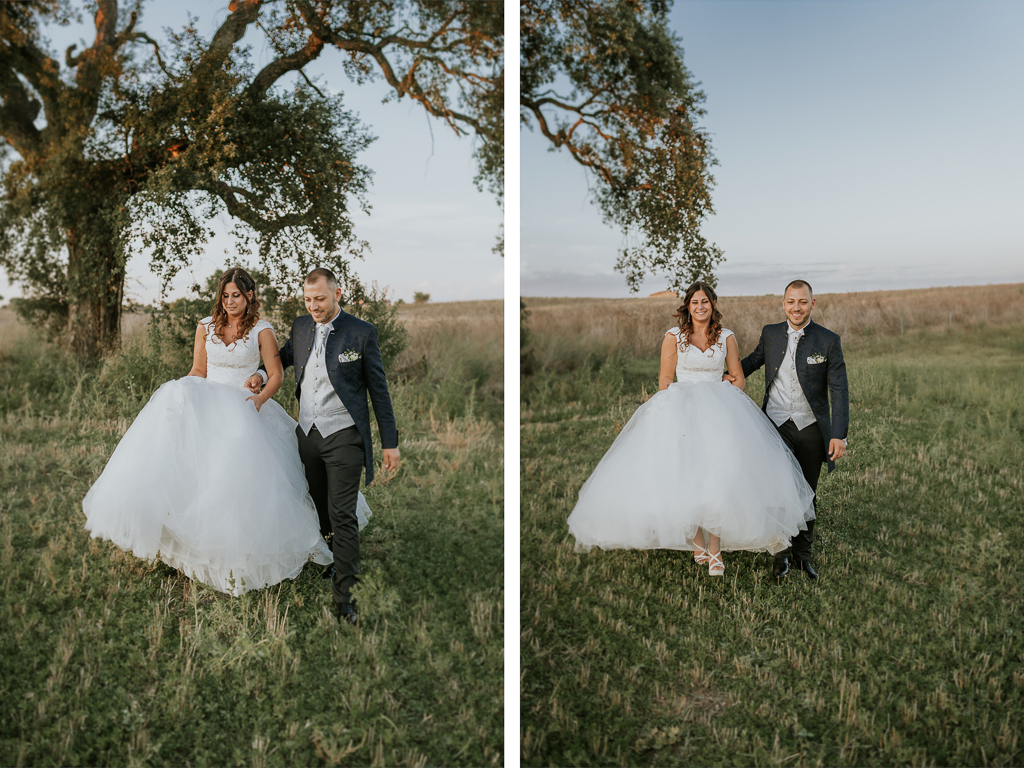 sposi passeggiano sul prato nel giorno del matrimonio a roma