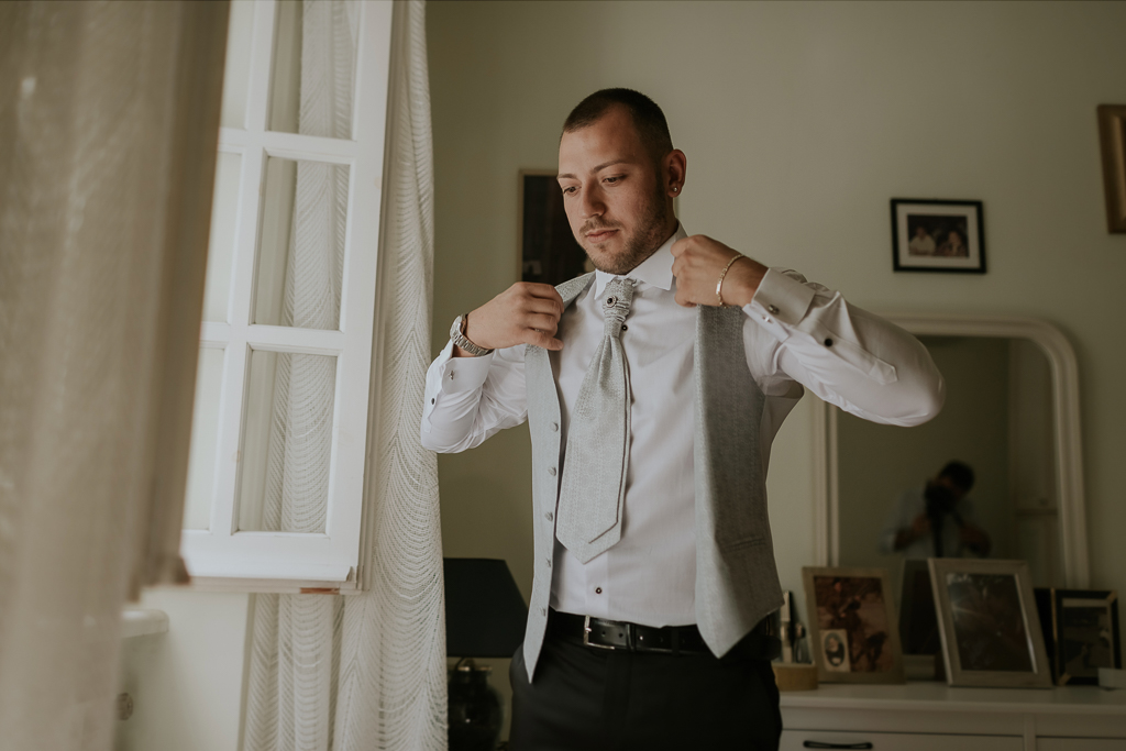 sposo indossa gilet per il matrimonio a roma