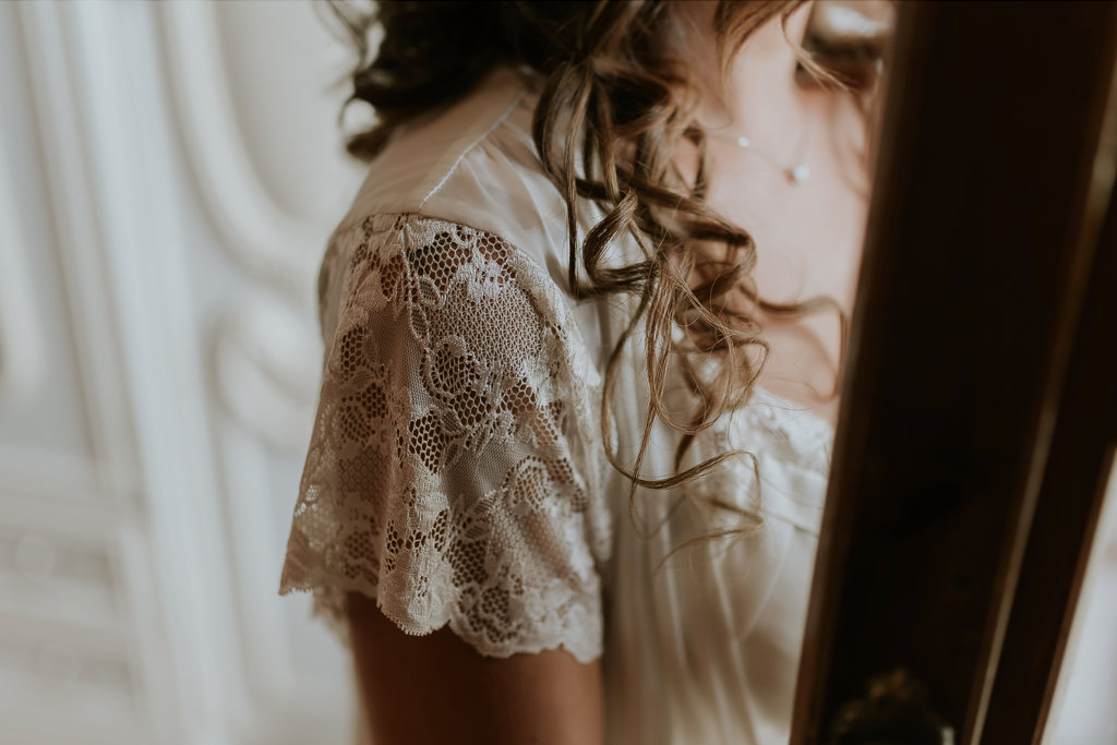 dettaglio ricamo vestaglia della sposa