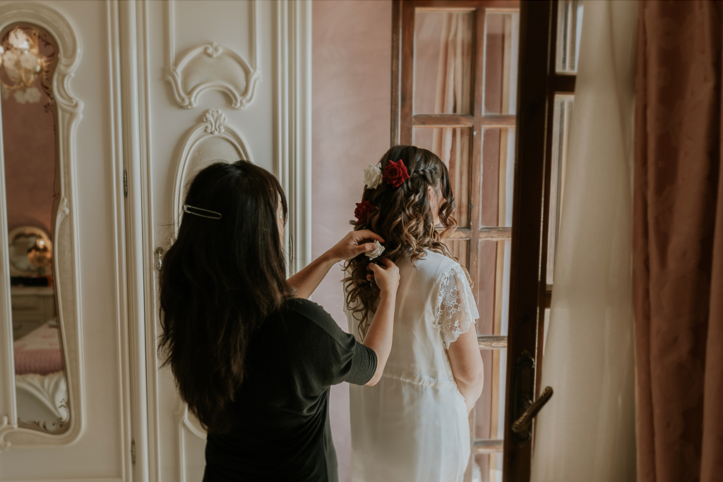 preparazione acconciatura della sposa