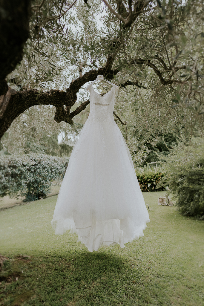 il vestito della sposa in giardino