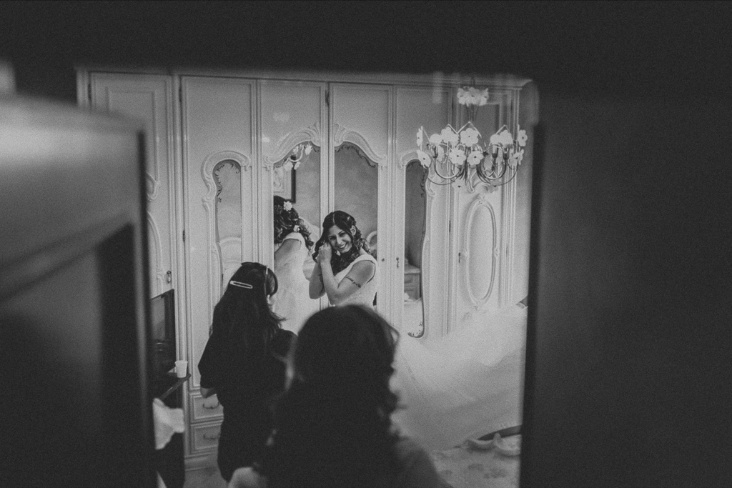 la sposa indossa l'abito bianco