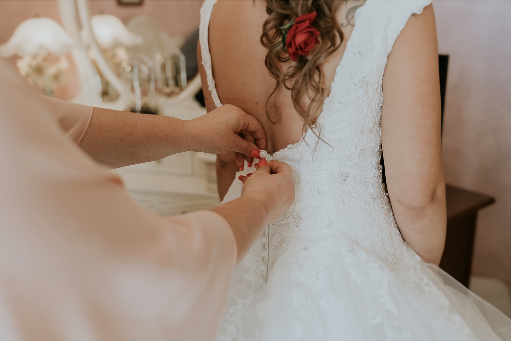 chiusura del vestito della sposa