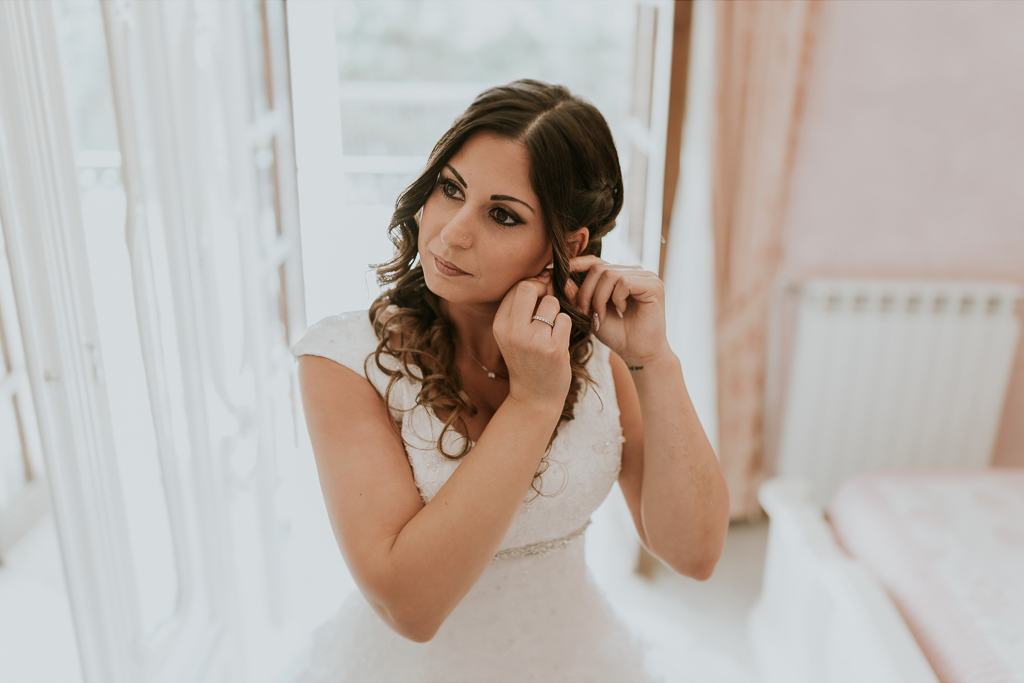 la sposa indossa gli orecchini