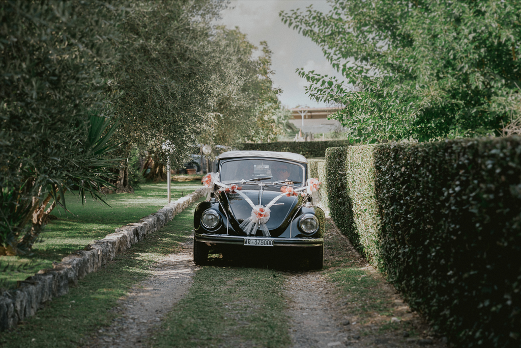 l macchina della sposa diretta in chiesa per la cerimonia a formello