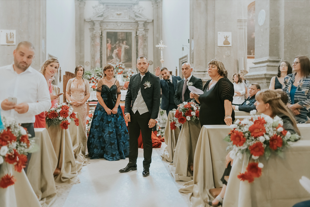 lo sposo attende la sposa in chiesa