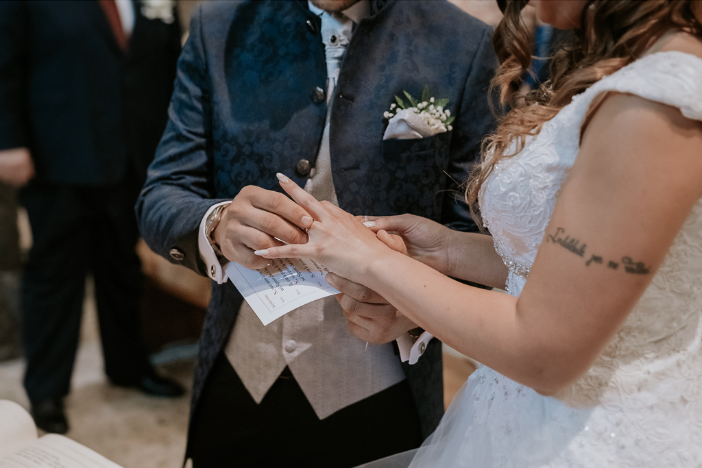 lo sposo mette l'anello alla sposa