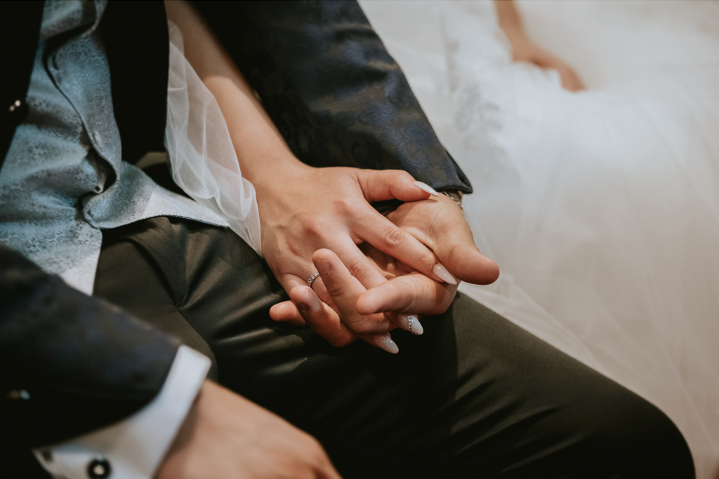 sposi si tengono la mano durante la cerimonia