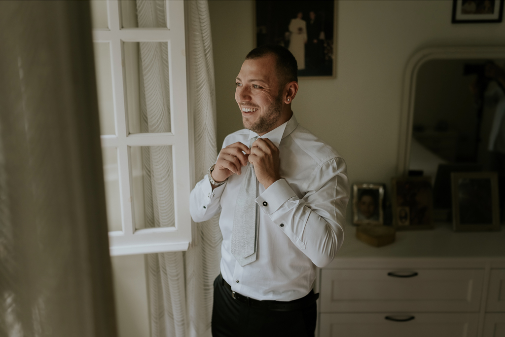 sposo si sistema per il matrimonio a roma