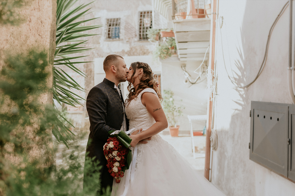 sposi si baciano per le vie di formello