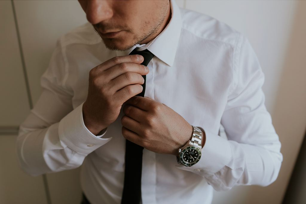 dettagli dello sposo che si prepara