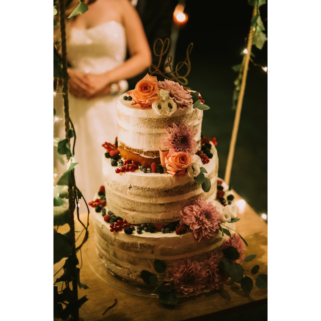 taglio della torta di matrimonio presso tenuta agrivillage