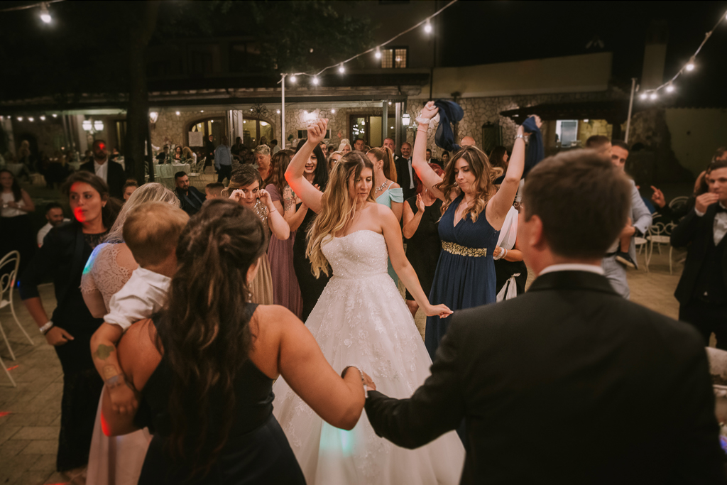 la sposa balla al suo matrimonio serale