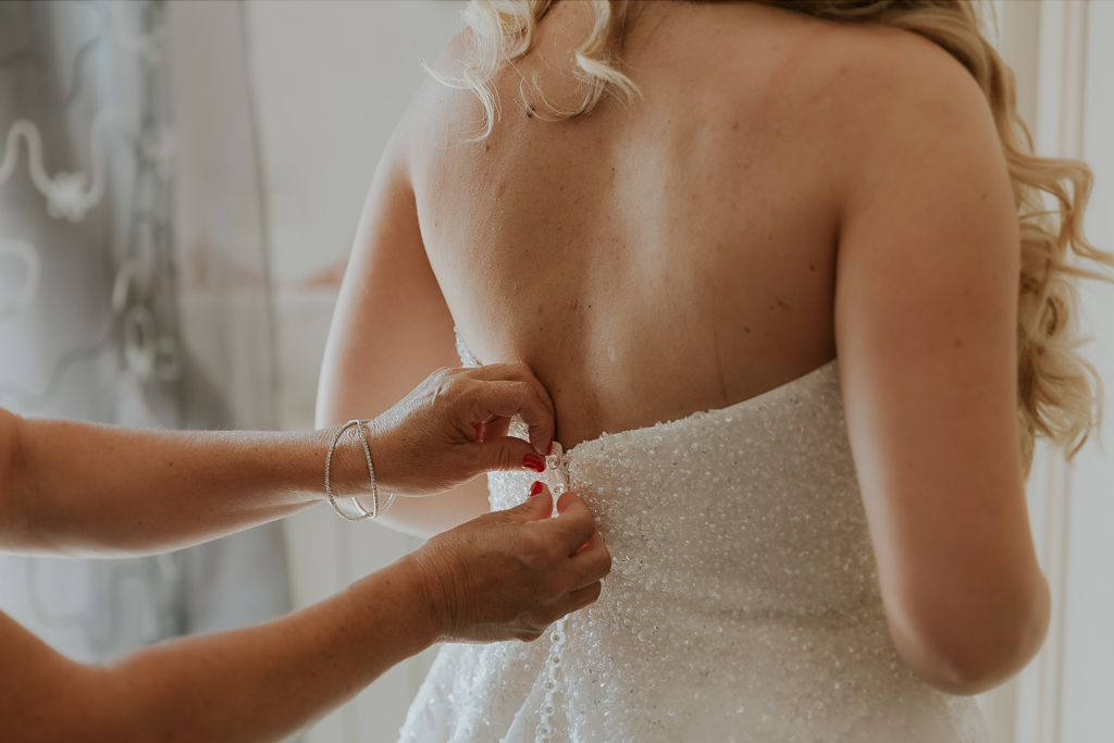 la chiusura del vestito della sposa