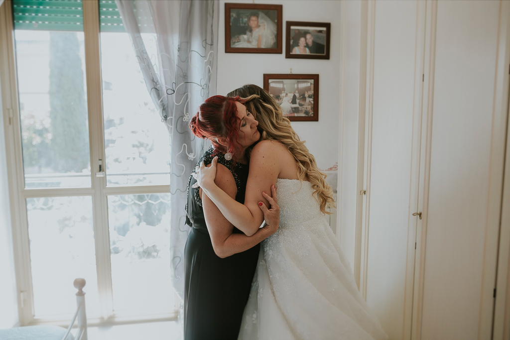 la mamma abbraccia la sposa