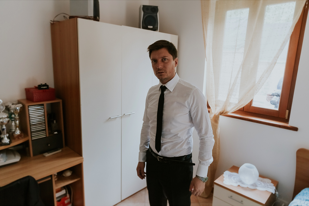 sposo matrimonio presso tenuta agrivillage a Roma