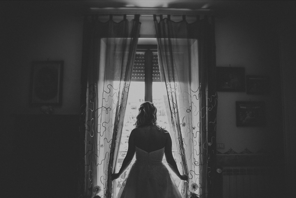 la sposa alla finestra della sua casa