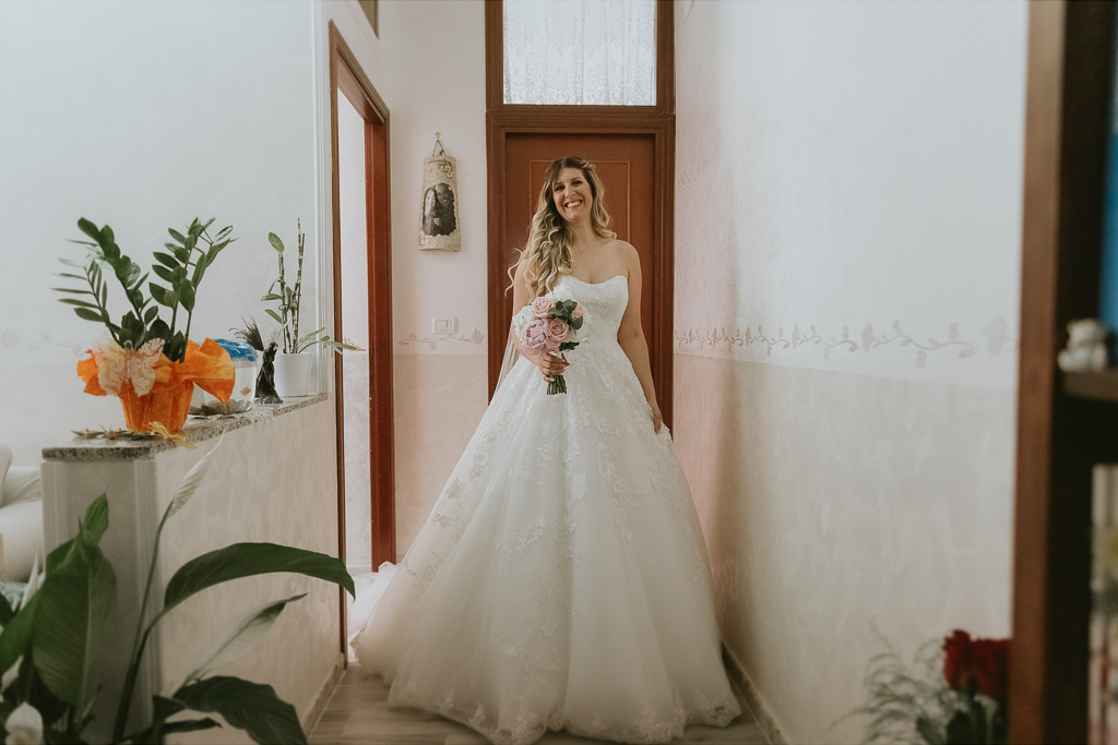 la sposa con l'abito bianco