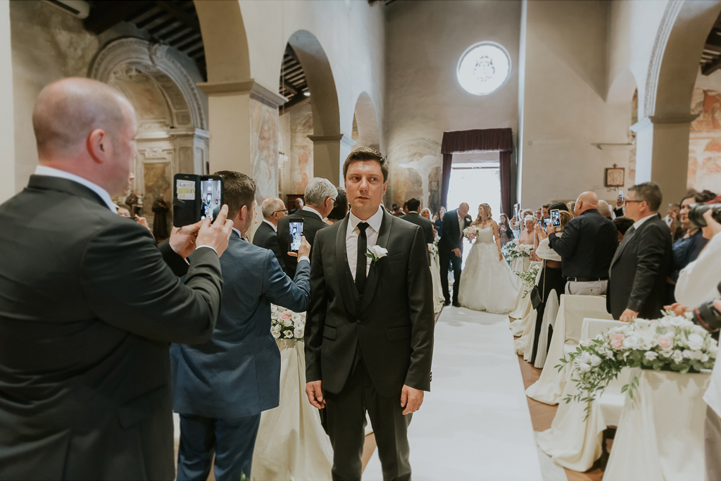 lo sposo attende la sposa all'altare