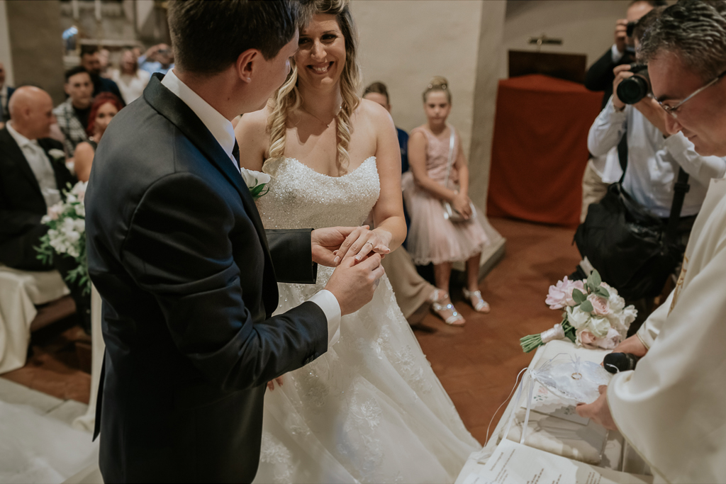 lo sposo mette l'anello alla sposa