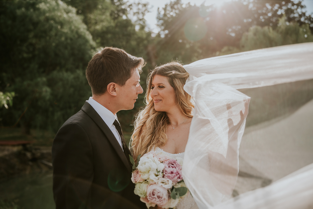 sposi passeggiano nel giardino di tenuta agrivillage