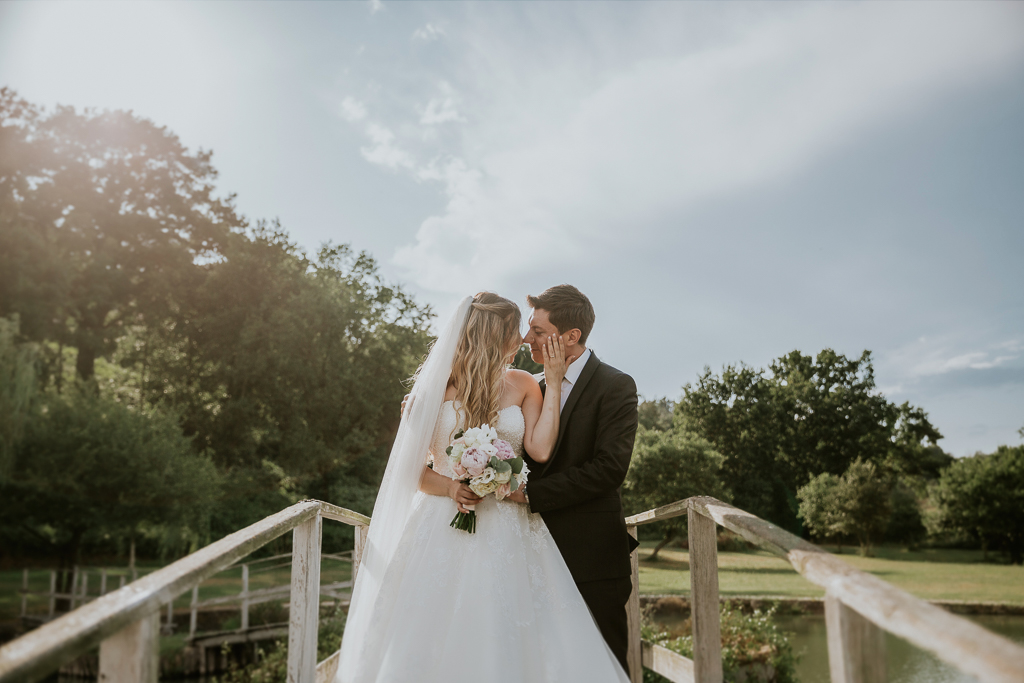 sposi sul ponticello del laghetto presso agrivillage