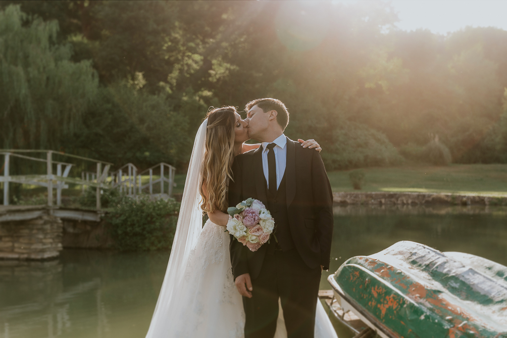 sposi al tramonto presso tenuta agrivillage a Roma