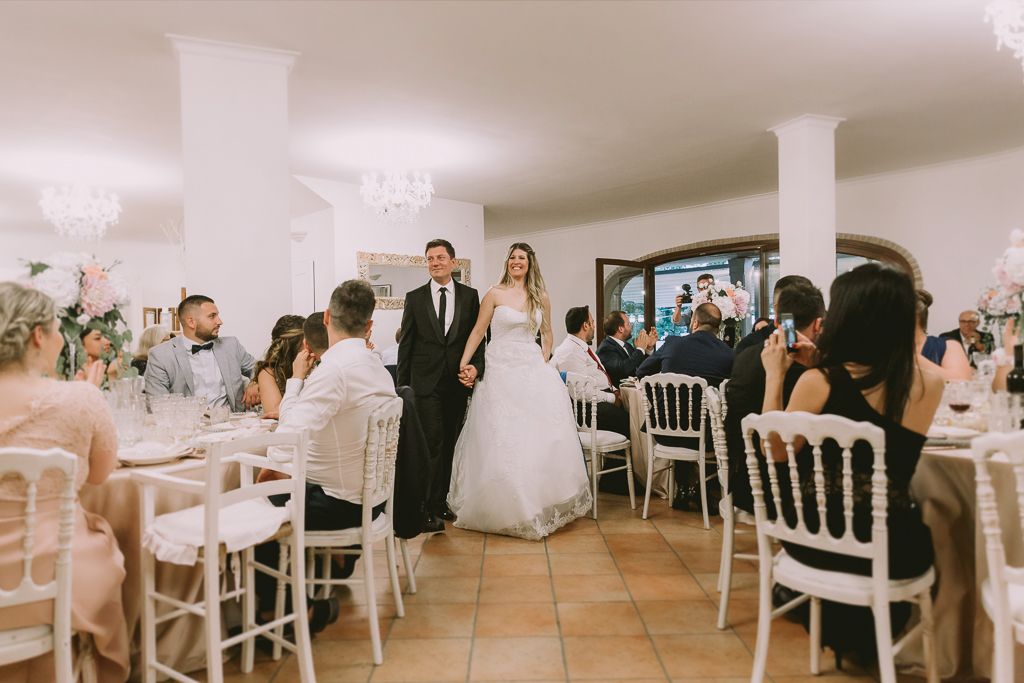 ingresso sposi in sala presso tenuta agrivillage