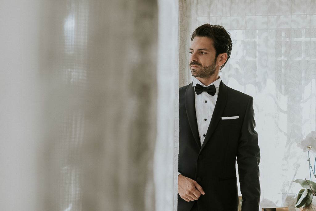 lo sposo dietro la tenda