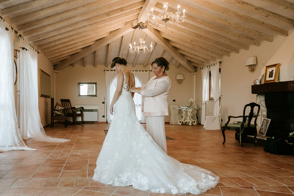 chiusura del vestito della sposa a roma
