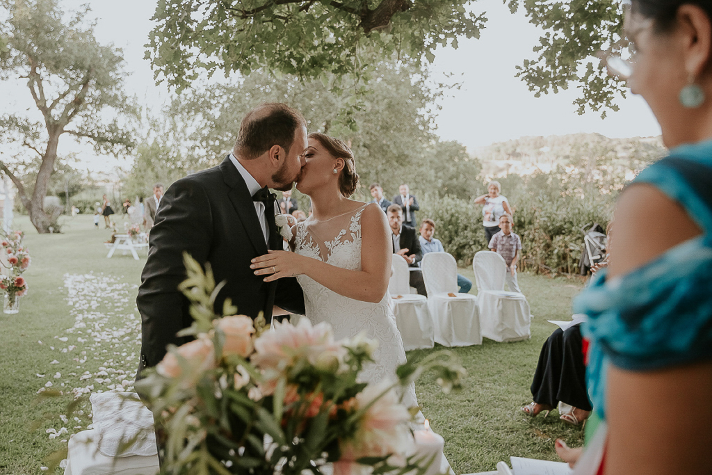 bacio sposi dopo la cerimonia