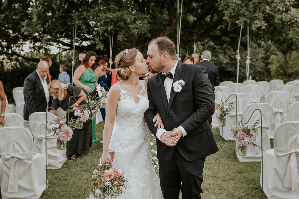 bacio dopo la cerimonia di matrimonio