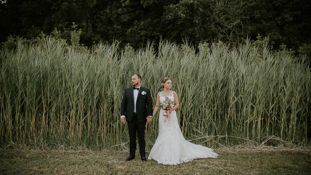 sposi davanti al canneto