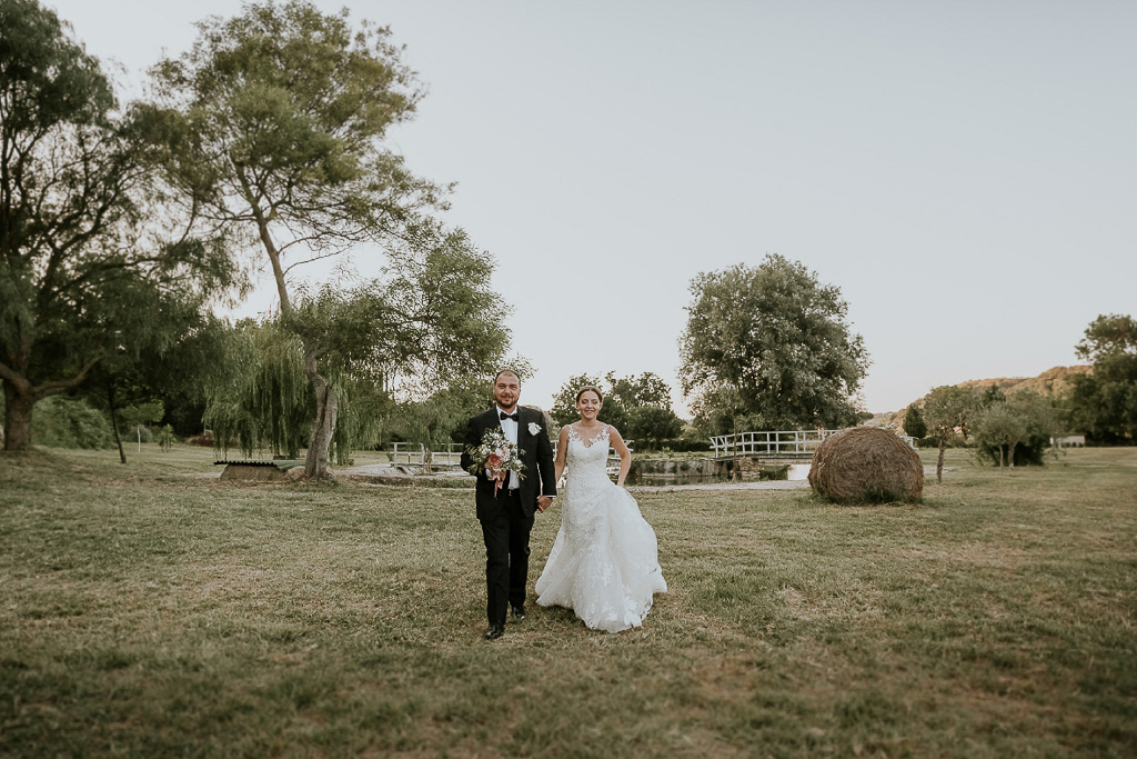 passeggiata degli sposi nel prato di tenuta agrivillage