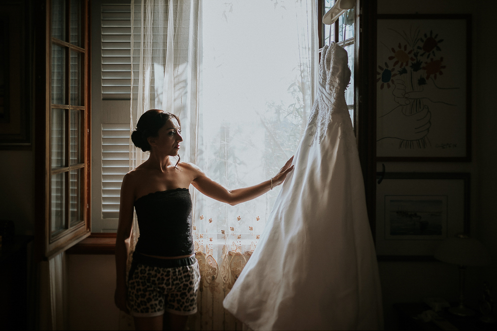 la sposa è pronta ad indossare l'abito bianco