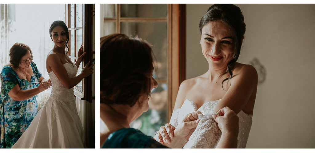 la mamma chiude il vestito della sposa