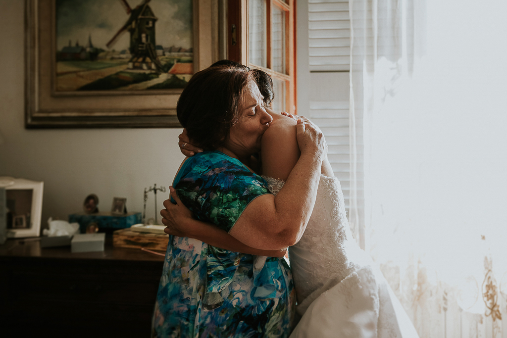 la mamma della sposa di emoziona