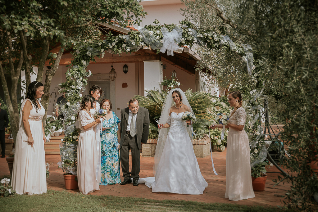 la sposa lascia casa per andare in chiesa