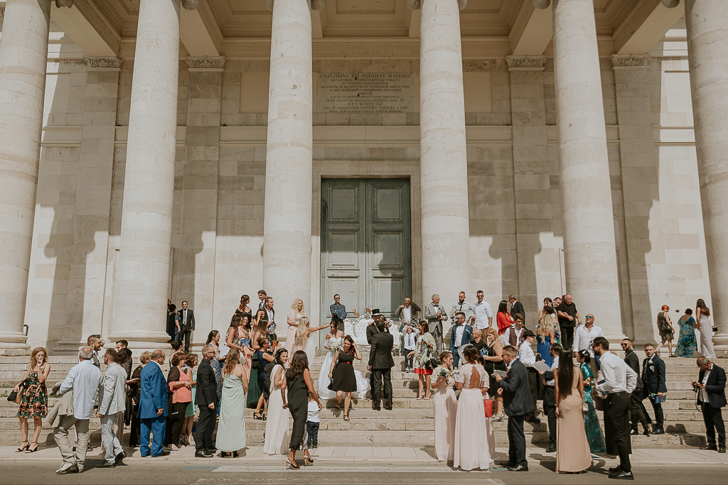 fuori dalla chiesa di terracina dopo la cerimonia