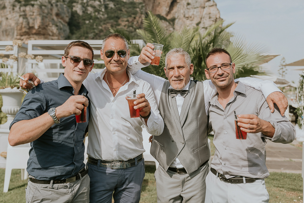 brindisi agli sposi sulla spiaggia