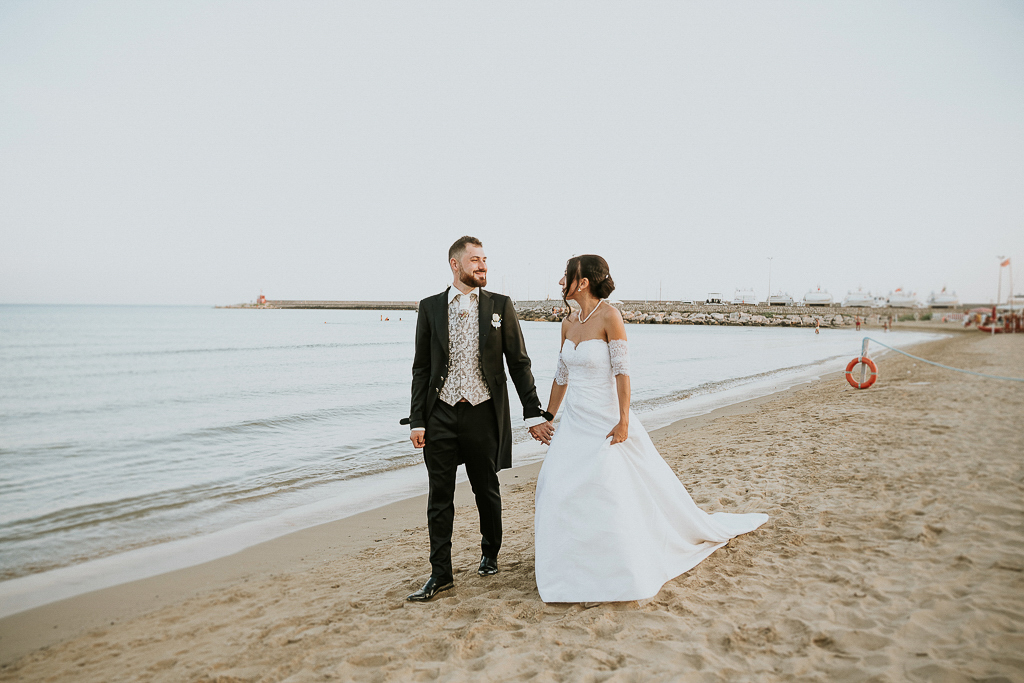 passeggiata sposi al mare