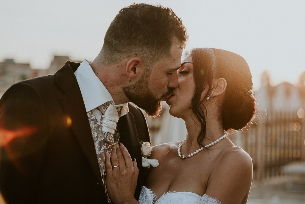bacio degli sposi al mare