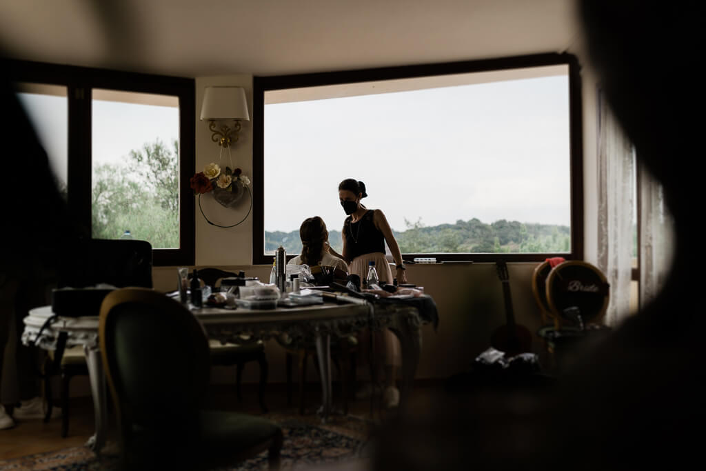 la sposa si prepara per il matrimonio