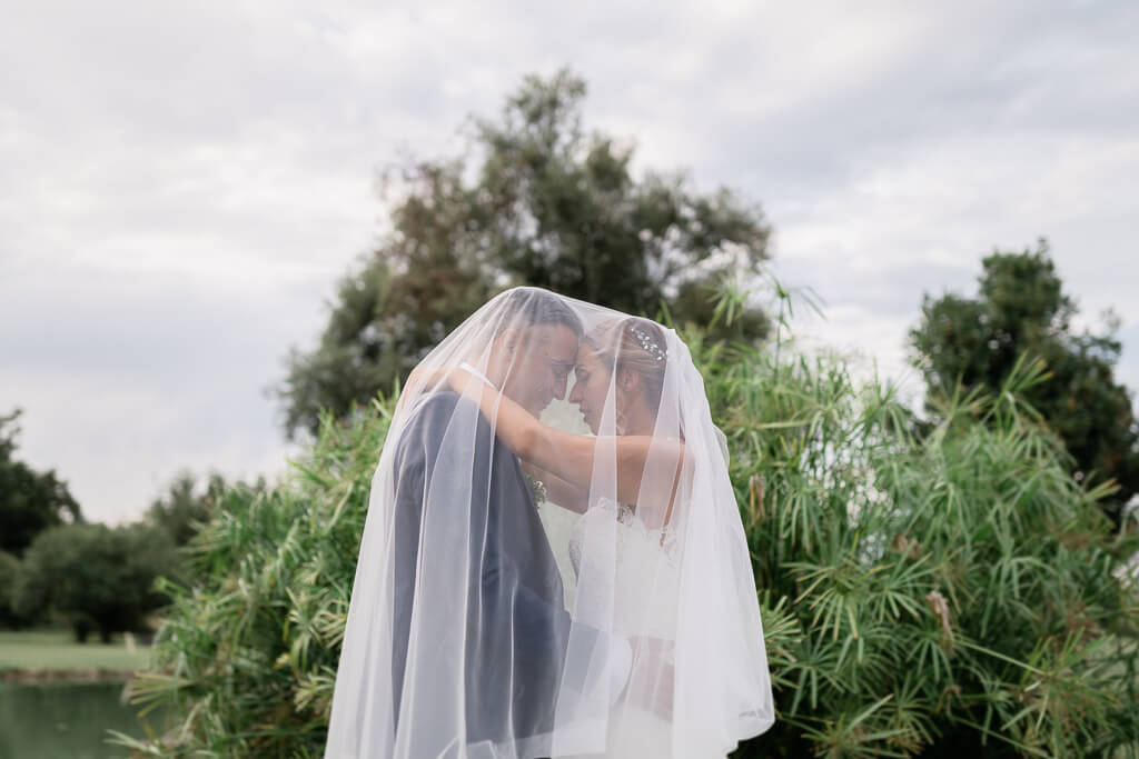 foto sposi con il velo