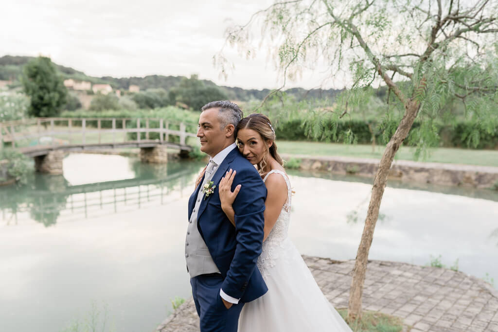 coppia di sposi al lago