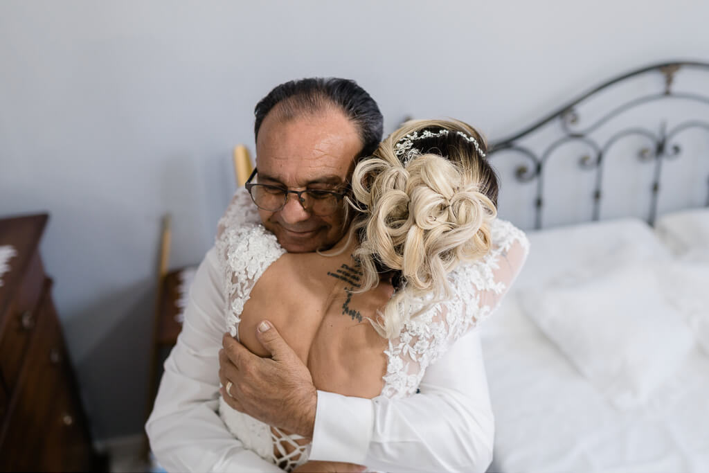 il papà abbraccia la sposa