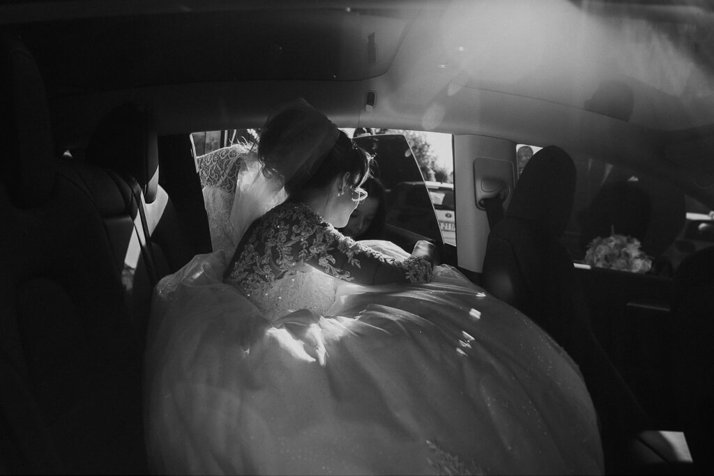 la sposa entra in macchina
