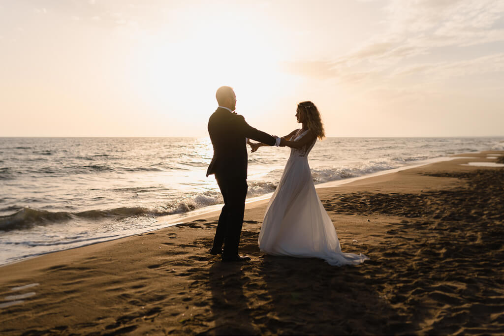 matrimonio al tramonto sulla spiaggia